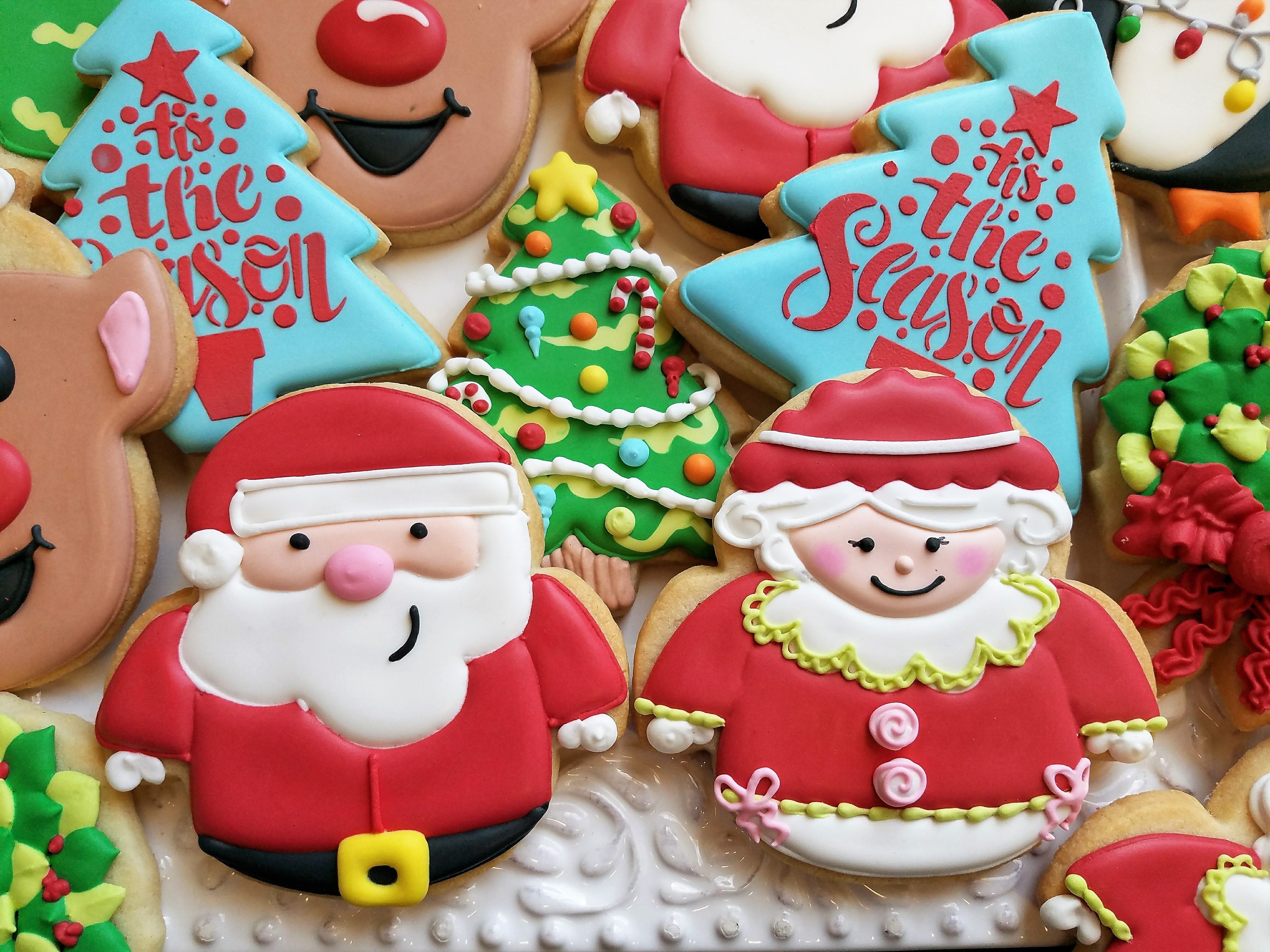 How to Make a Mrs. Claus Cookie Set