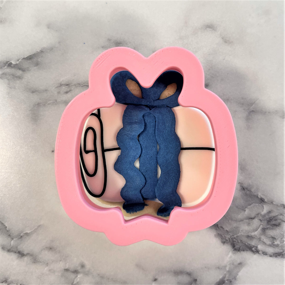 Pink silicone bow-shaped cookie cutter with blue ribbon design for mini diploma flour box club baking